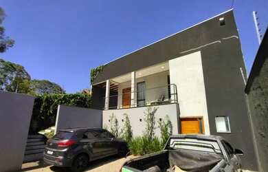 Imagem: A casa possui 3 Dormitórios, 5 Banheiros, 3 Vagas na garagem