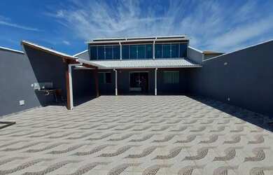 Imagem: A casa possui 3 Dormitórios, 2 Banheiros, 4 Vagas na garagem