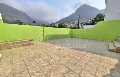 Imagem: A casa possui 5 Dormitórios, 4 Banheiros, 3 Vagas na garagem