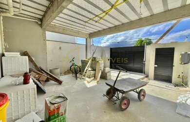 Imagem: A casa possui 4 Dormitórios, 3 Banheiros, 2 Vagas na garagem