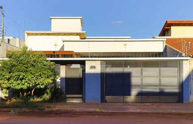 Imagem: A casa possui 3 Dormitórios, 3 Banheiros, 2 Vagas na garagem