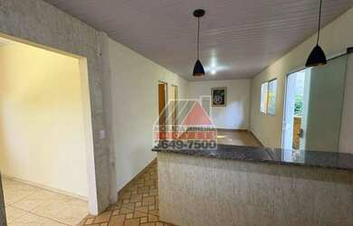 Imagem: A casa possui 2 Dormitórios, 1 Banheiro, 1 Vaga na garagem