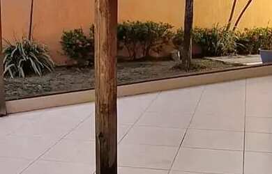 Imagem: A casa possui 3 Dormitórios, 3 Banheiros, 2 Vagas na garagem