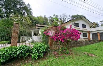 Imagem 3: Casa ampla com piscina, possuindo 4 dormitórios, localizada em Itaara