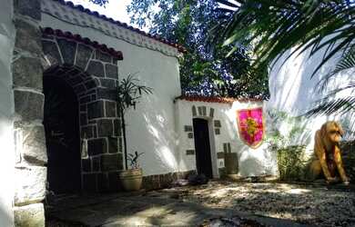 Imagem: A casa possui 5 Dormitórios, 4 Banheiros, 4 Vagas na garagem