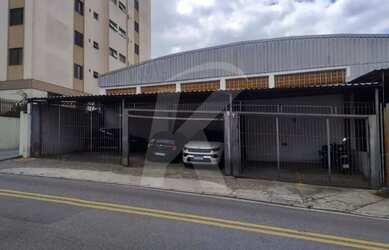 Imagem: O depósito possui 5 Vagas na garagem, 957m² de Área e está