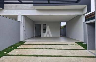 Imagem: A casa possui 3 Dormitórios, 4 Banheiros, 2 Vagas na garagem