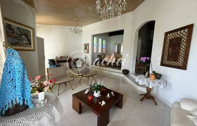 Imagem: A casa possui 5 Dormitórios, 4 Banheiros, 4 Vagas na garagem