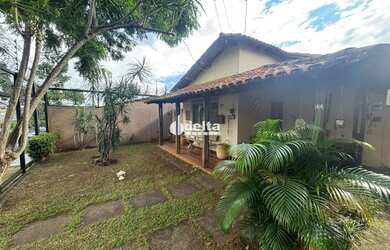 Imagem: A casa possui 3 Dormitórios, 3 Banheiros, 2 Vagas na garagem