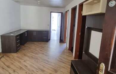 Imagem: A casa possui 3 Dormitórios, 1 Banheiro, 2 Vagas na garagem