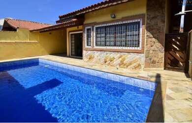 Imagem: A casa possui 4 Dormitórios, Acomodam 15 pessoas e 2 Vagas