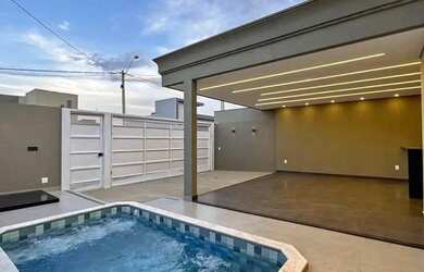 Imagem: A casa possui 3 Dormitórios, 2 Banheiros e está localizado