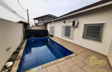 Imagem: A casa possui 2 Dormitórios, 2 Banheiros, 3 Vagas na garagem