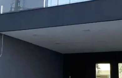 Imagem: A casa em condomínio possui 1 Dormitório, 2 Banheiros, 4 Vagas