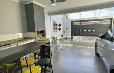 Imagem: A casa possui 3 Dormitórios, 1 Banheiro, 2 Vagas na garagem