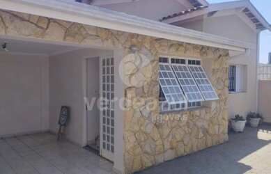 Imagem: A casa possui 3 Dormitórios, 3 Banheiros, 3 Vagas na garagem