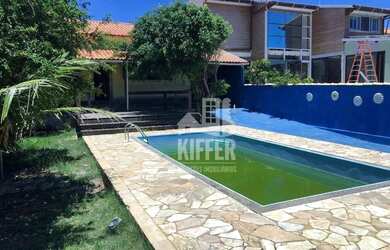 Imagem: A casa possui 4 Dormitórios, 3 Banheiros, 2 Vagas na garagem