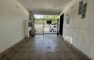 Imagem: O depósito possui 1 Vaga na garagem e 199m² de Área e está