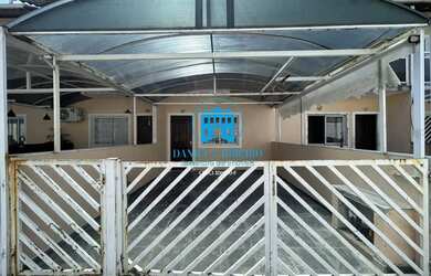 Imagem: A casa possui 2 Dormitórios, 2 Banheiros, 2 Vagas na garagem