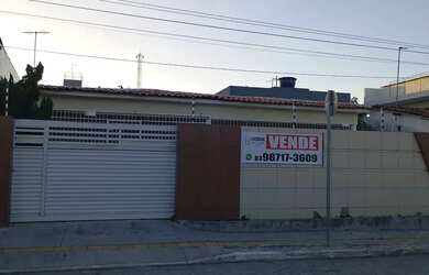 Imagem: A casa possui 3 Dormitórios, 2 Banheiros, 3 Vagas na garagem