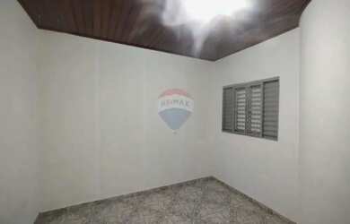 Imagem: A casa possui 3 Dormitórios, 2 Banheiros, 2 Vagas na garagem