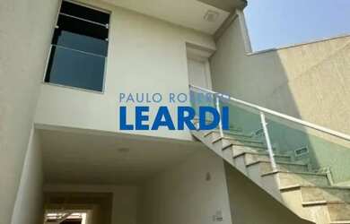 Imagem: A casa possui 3 Dormitórios, 2 Banheiros, 5 Vagas na garagem