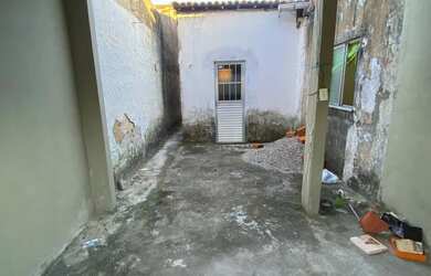 Imagem: A casa possui 2 Dormitórios, 1 Banheiro, 1 Vaga na garagem