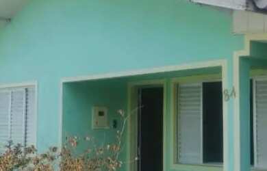 Imagem: A casa possui 2 Dormitórios, 2 Banheiros, 2 Vagas na garagem