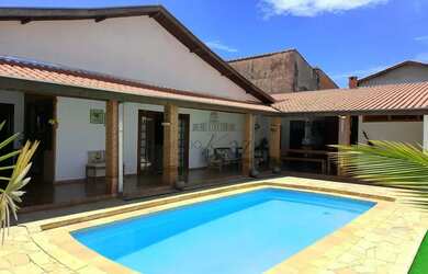 Imagem: A casa possui 4 Dormitórios, 3 Banheiros, 2 Vagas na garagem