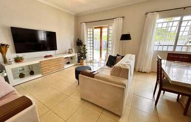 Imagem: A casa possui 5 Dormitórios, 5 Banheiros, 4 Vagas na garagem