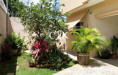 Imagem: A casa possui 3 Dormitórios, 3 Banheiros, 4 Vagas na garagem