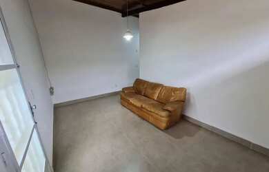 Imagem: A casa possui 2 Dormitórios, 1 Banheiro, 1 Vaga na garagem