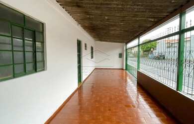 Imagem: A casa possui 3 Dormitórios, 1 Banheiro, 2 Vagas na garagem