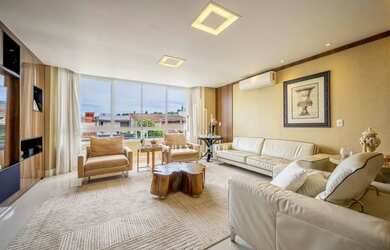 Imagem: A casa possui 3 Dormitórios, 5 Banheiros, 4 Vagas na garagem