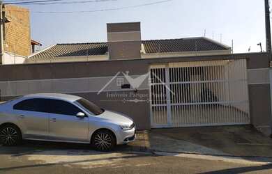 Imagem: A casa possui 3 Dormitórios, 3 Banheiros, 4 Vagas na garagem