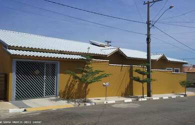 Imagem: A casa possui 3 Dormitórios, 1 Banheiro, 2 Vagas na garagem