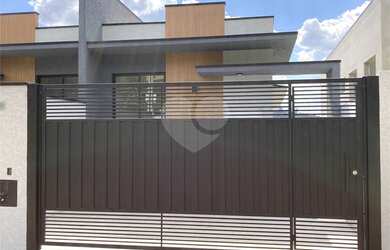 Imagem: A casa possui 3 Dormitórios, 3 Banheiros, 2 Vagas na garagem