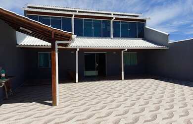 Imagem: A casa possui 3 Dormitórios, 2 Banheiros, 4 Vagas na garagem