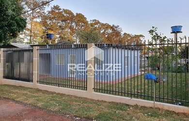 Imagem: A casa possui 3 Dormitórios, 1 Banheiro, 2 Vagas na garagem