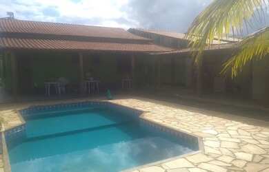 Imagem: A casa possui 2 Dormitórios, 3 Banheiros, 5 Vagas na garagem