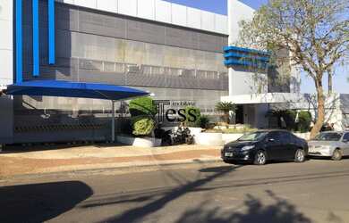 Imagem: O depósito possui 5 Vagas na garagem e 3800m² de Área e está