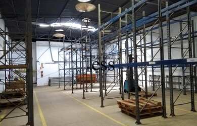 Imagem: O depósito possui 4 Vagas na garagem, 750m² de Área e está