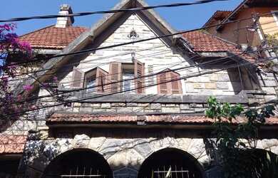 Imagem: A casa possui 3 Dormitórios, 2 Banheiros, 1 Vaga na garagem