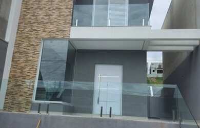 Imagem: A casa possui 3 Dormitórios, 2 Banheiros, 2 Vagas na garagem