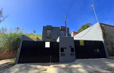 Imagem: A casa possui 3 Dormitórios, 3 Banheiros, 2 Vagas na garagem