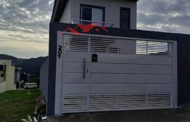 Imagem: A casa possui 3 Dormitórios, 3 Banheiros, 2 Vagas na garagem