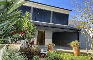 Imagem: A casa em condomínio possui 3 Dormitórios, 4 Banheiros, 400m²