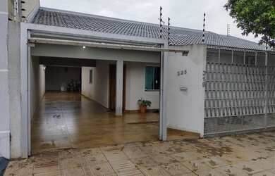 Imagem: A casa possui 3 Dormitórios, 3 Banheiros, 4 Vagas na garagem