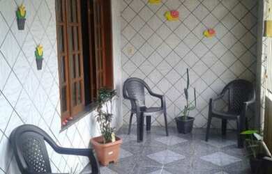 Imagem: A casa possui 4 Dormitórios, 3 Banheiros, 2 Vagas na garagem