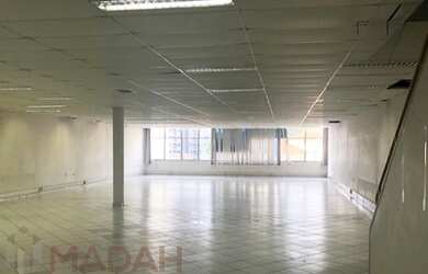 Imagem: O depósito possui 4 Vagas na garagem, 445m² de Área e está